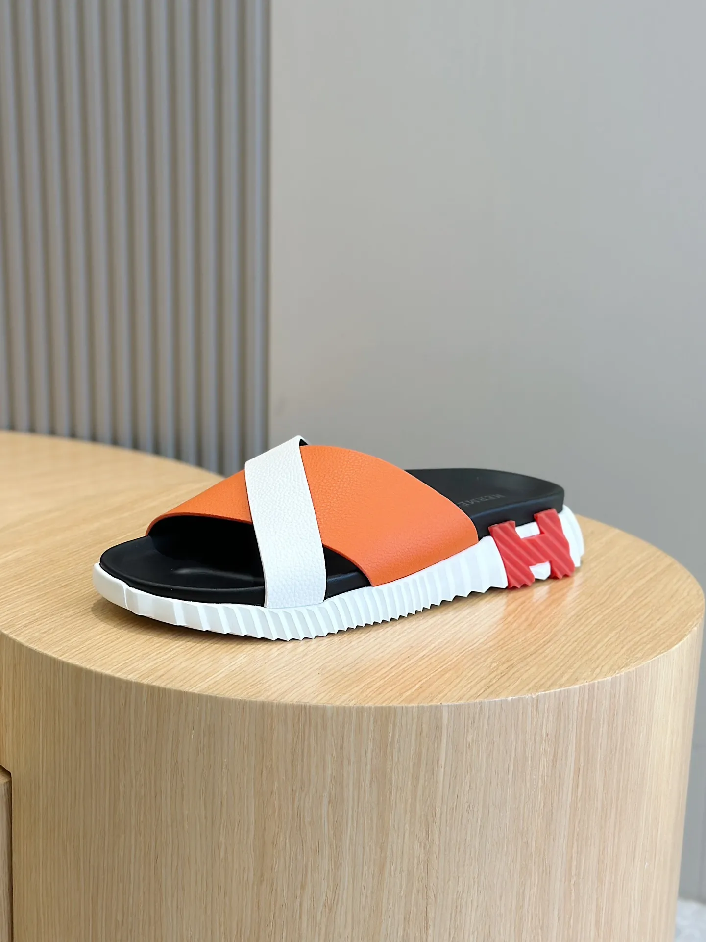 [HERMÈS] Top men's shoes 💰: 340💰 Size: 39-44 (38.45 46 custom-made) Herme*H Home Hermès Men's Sandals and Slippers - Original Replica Purchase the original version and make it one to one, the outsole is privately modeled, and the outsole color corresponding to each color is the same as the original version. Come to those who know the stuff 💪 The ultra-light soles are designed in contrasting colors, and they feel so comfortable on your feet! Calfskin, cowhide feet, private mold outsole.